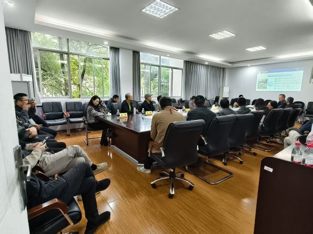 房间里有许多椅子AI 生成的内容可能不正确。