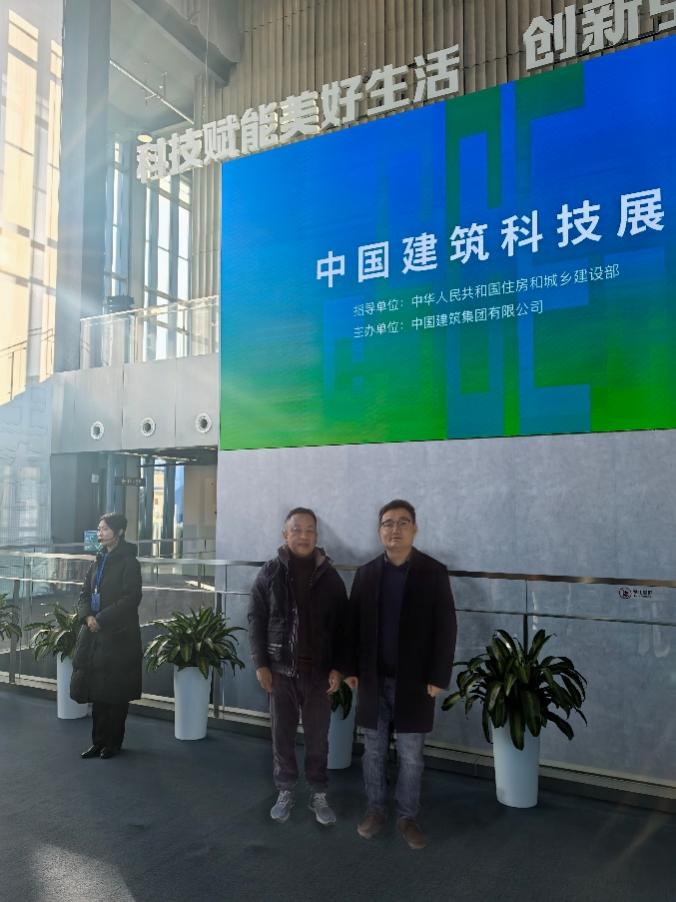 一些人站在建筑前中度可信度描述已自动生成