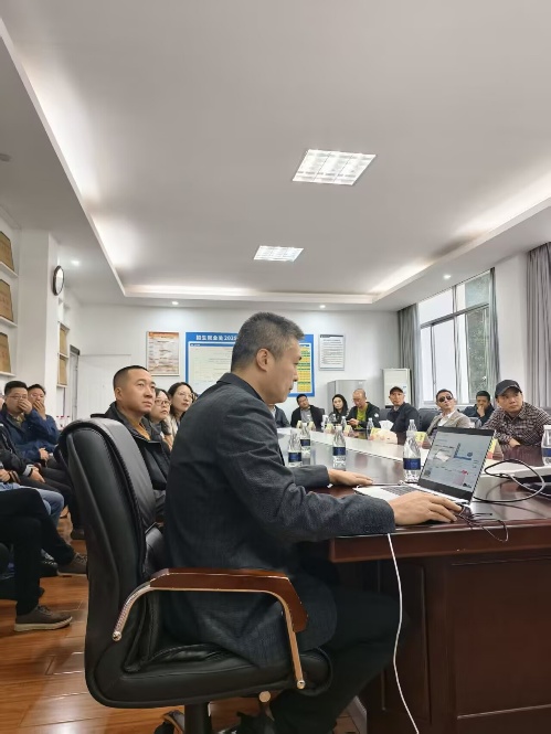 会议室里的人们AI 生成的内容可能不正确。