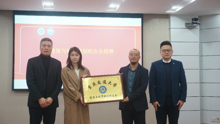 男人和女人站在墙边AI 生成的内容可能不正确。