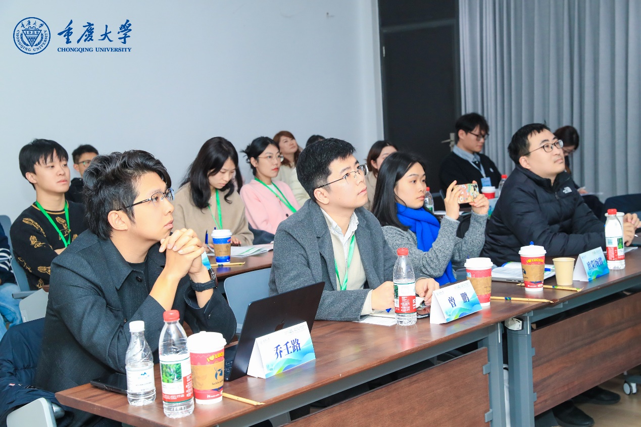 一群人坐在桌子前AI 生成的内容可能不正确。